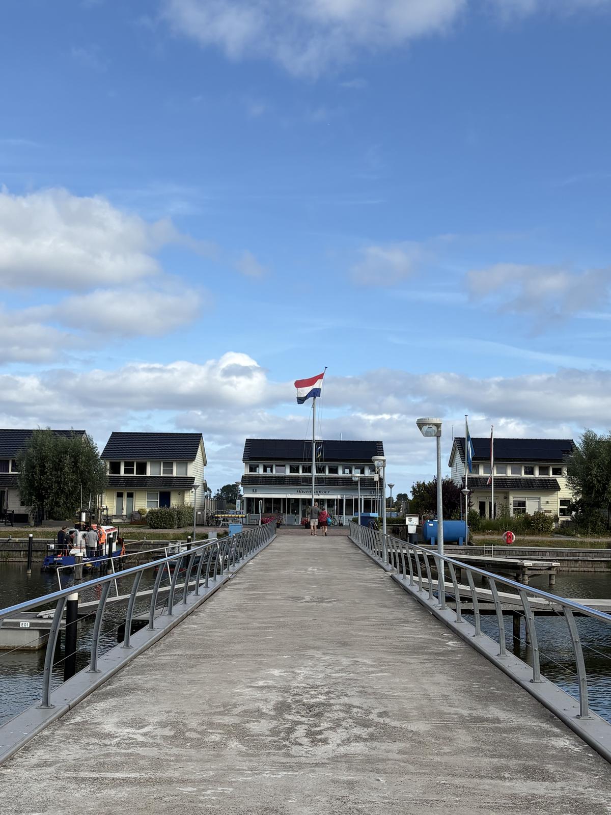 Het havenkantoor van Marina Den Oever